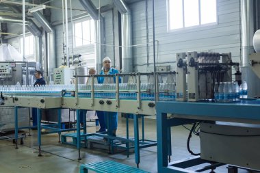 Fabrika - satır işleme ve saf kaynak suyu küçük şişeleri şişeleme şişeleme su su