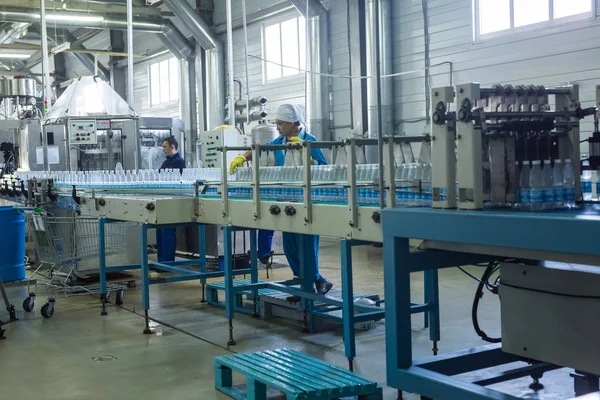 Fabriek - Water bottelen lijn voor het verwerken en botteling van puur bronwater in kleine flesjes water — Stockfoto