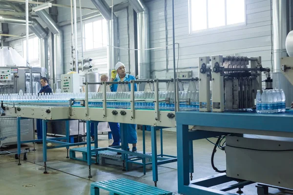 Linea di imbottigliamento dell'acqua per la lavorazione e l'imbottigliamento di acqua di sorgente pura in piccole bottiglie — Foto Stock