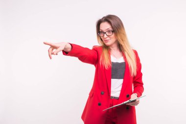 Beyaz zemin üzerine kırmızı şık takım elbise ve gözlük belgelerle şık iş kadını işaret.