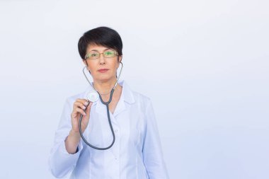 Doktor stetoskop kopya alanı ile beyaz arka plan üzerinde ile