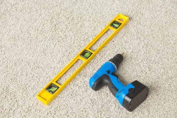 İnşaatçılar düzeyi ve matkap yere üstten görünüm