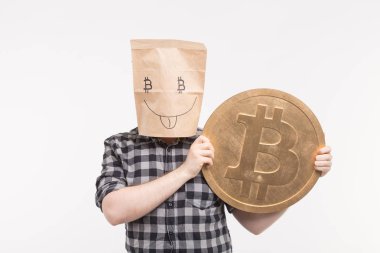 Mutlu kağıt torba maskesi bitcoin elleri ile erkeklerde.
