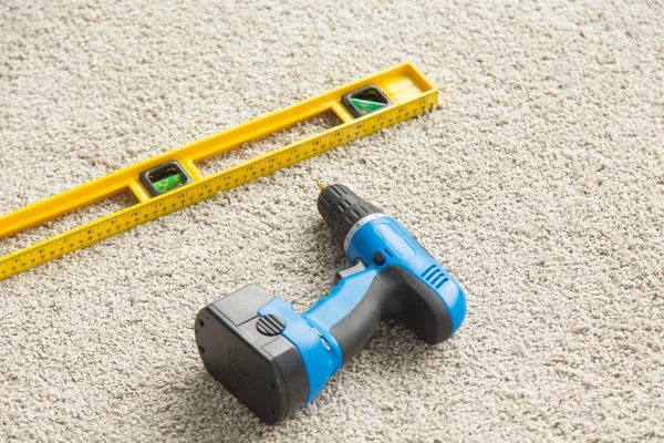 İnşaatçılar düzeyi ve matkap yere üstten görünüm