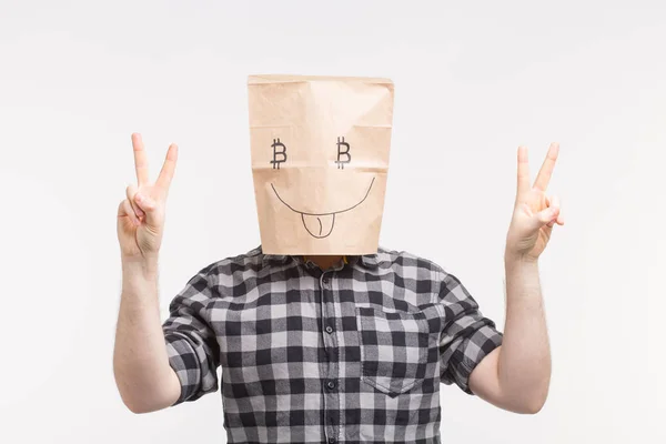 Mężczyzn na sobie śmieszne papieru maskowania wyświetlone symbol pokoju i bitcoin — Zdjęcie stockowe