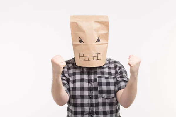 Homem irritado em saco de papel máscara de perfuração — Fotografia de Stock