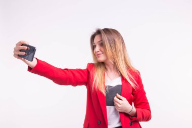 Güzel genç kadın kırmızı ceketli yapma Selfie