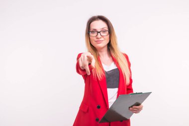 Beyaz zemin üzerine kırmızı şık takım elbise ve gözlük belgelerle şık iş kadını işaret.