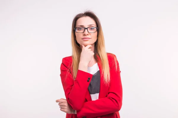 Mujer joven de moda posando en traje rojo — Foto de Stock