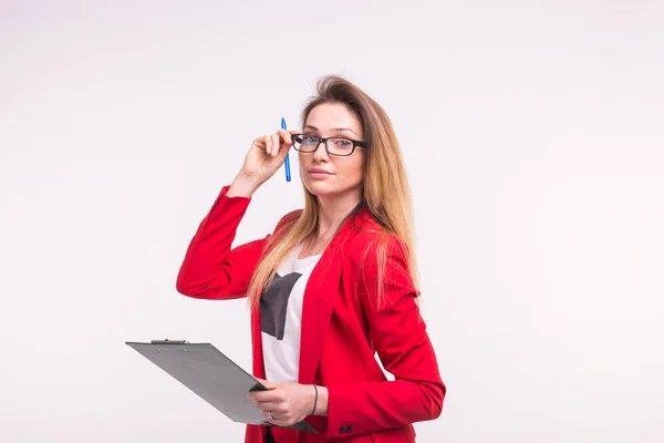 Retrato de mujer de negocios joven en chaqueta roja wih clip de papel en las manos . — Foto de Stock