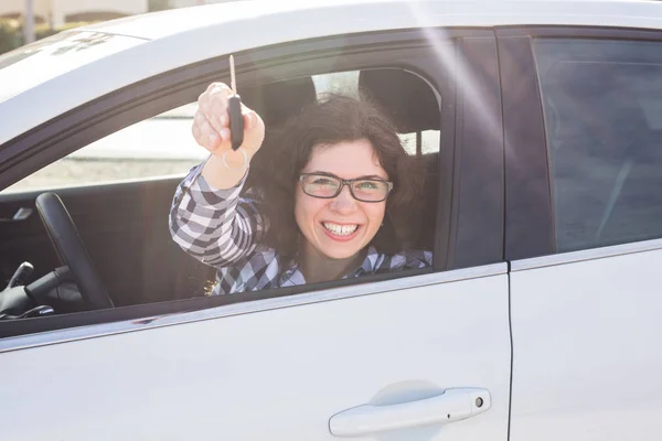 Attraktive junge glückliche Frau zeigt Schlüssel aus dem neuen Auto — Stockfoto