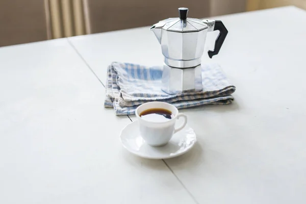Bule de café vintage, uma xícara de café está em uma mesa branca — Fotografia de Stock