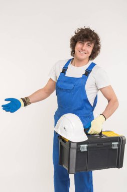 Kask ve kameraya gülme araç kutusu ile mutlu yakışıklı Oluşturucu.