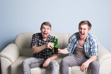 Futbol Dünya Kupası kavramı - neşeli arkadaşları birlikte spor izlemek