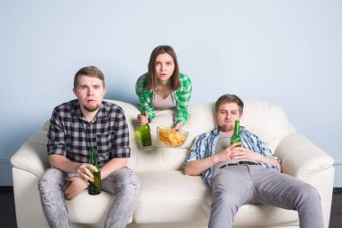 Futbol Dünya Kupası kavramı - genç arkadaşlar içki bira ve futbol için tezahürat