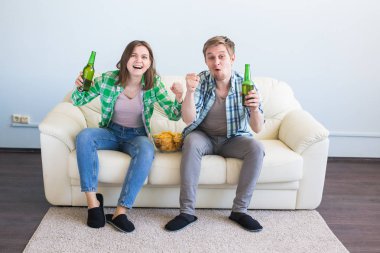 Futbol Dünya Kupası kavramı - televizyonda spor maç izlerken kanepe oturan arkadaş çift