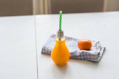 Bir ampul şeklinde bir bardak portakal suyu