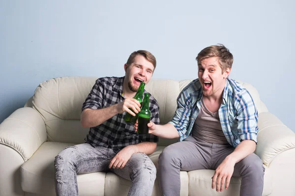 Futbol Dünya Kupası kavramı - spor birlikte izlerken neşeli iki arkadaş