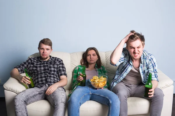 Üzgün arkadaş veya TV'de futbol izlerken futbol taraftarları. Bir favori takım kaybetme