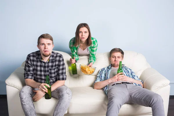 Futbol Dünya Kupası kavramı - genç arkadaşlar içki bira ve futbol için tezahürat