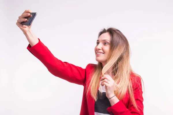 Jonge blonde vrouw selfie maken in studio — Stockfoto