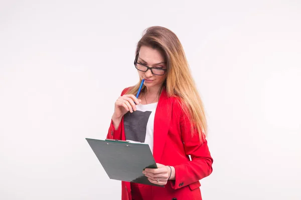 Porträt einer jungen Geschäftsfrau in roter Jacke mit Büroklammer in den Händen. — Stockfoto