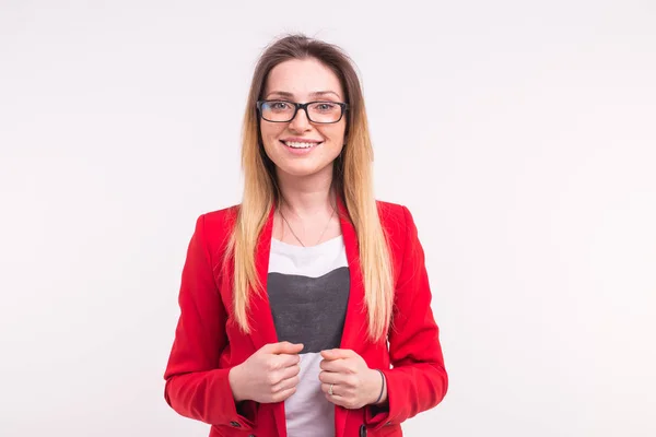 Schöne junge Frau in roter Jacke und Brille — Stockfoto