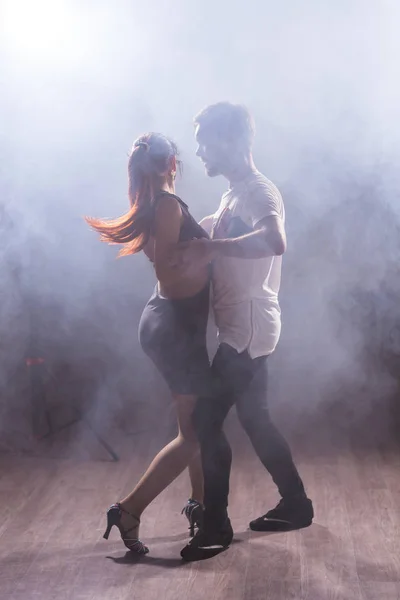 Genç çift dans sosyal danse kizomba veya bachata seviyorum. — Stok fotoğraf