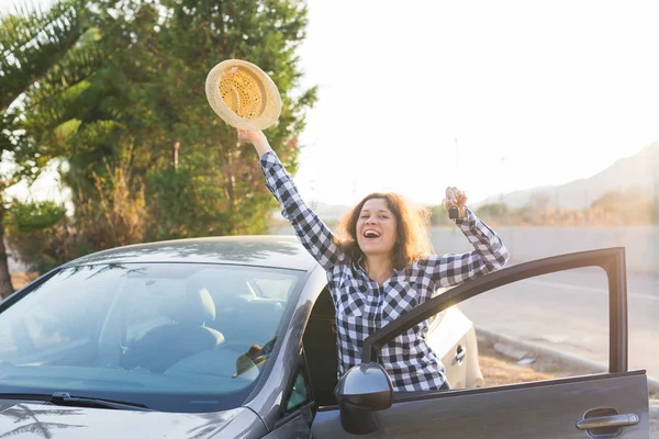 Glückliche erfolgreiche Fahrerin mit Autoschlüssel — Stockfoto