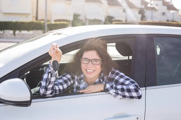 Autofahrerin hält Autoschlüssel in ihrem neuen Auto — Stockfoto