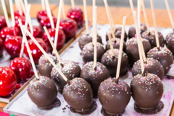 Karamel bir sopa üzerinde kahverengi sırlıdır elma