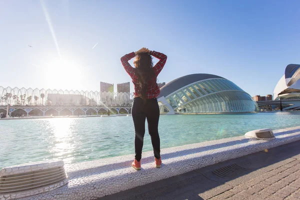 Valencia, España, 01 de enero de 2018, Vista posterior de la mujer de pie sobre el fondo del edificio hemisférico. Ciudad de las Artes y las Ciencias en Valencia, España . — Foto de Stock