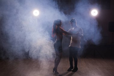 Genç çift Latin dans Bachata, merengue, salsa dans. Dans dersi iki zerafet poz