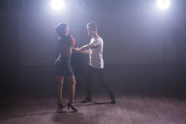 Activos adultos felices bailando bachata juntos en clase de baile — Foto de Stock