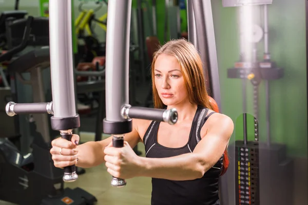 Kelebek fitness merkezinde egzersiz yaparak genç kadın.