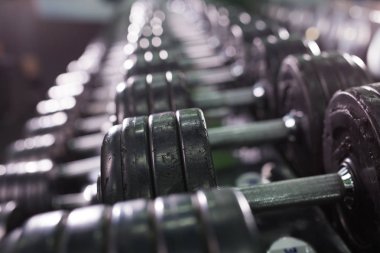 Siyah dumbbell spor fitness merkezinde ayarlayın. Ağırlık antrenmanı ekipmanı kavramı.