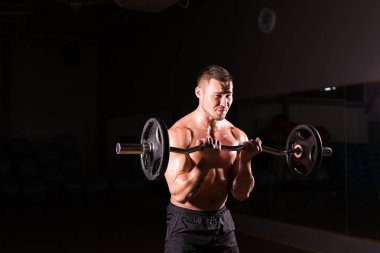 Yakışıklı güç halter atletik adamla. Altı paket, mükemmel abs, omuzlar, pazı, triceps ve göğüs ile güçlü vücut geliştirmeci