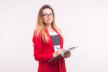 İş kadını belgeleri ile gözlük ve kırmızı ceketli