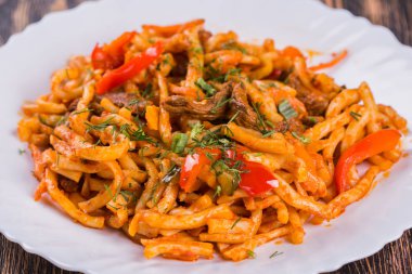 Geleneksel Asya şehriye lagman. Orta Asya Mutfağı