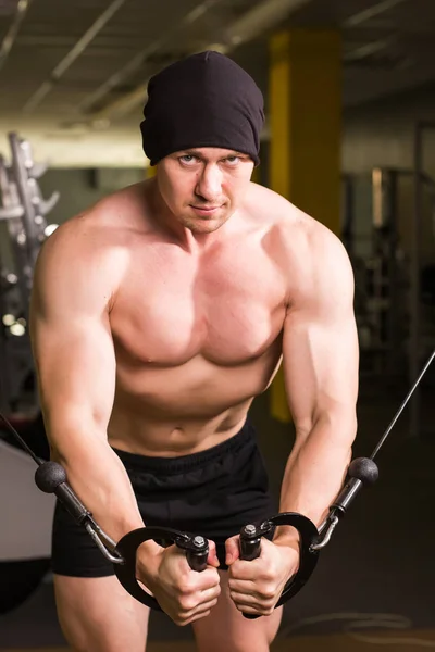 Svalnatý muž cvičit v tělocvičně cvičení, silné mužské nahý trup abs — Stock fotografie