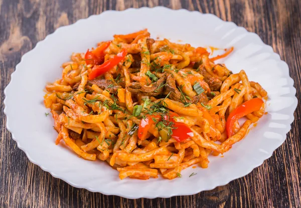 Geleneksel Asya şehriye lagman yakın çekim