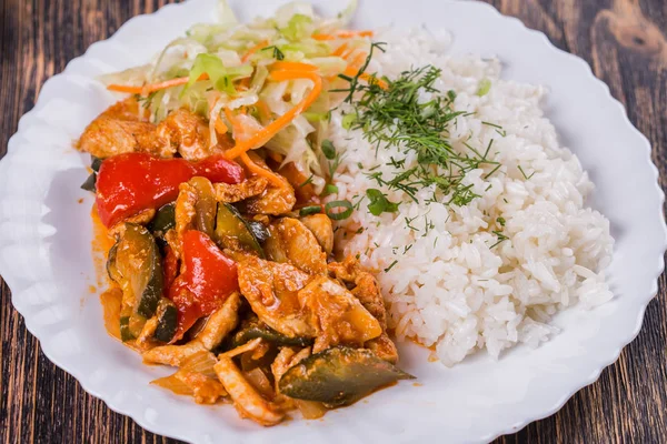 Essen Küche Reis mit Huhn aus nächster Nähe — Stockfoto