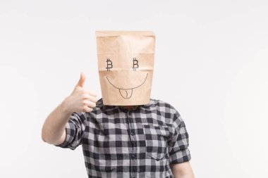 Komik kağıt ile başparmak yukarı maskeyle erkek ve bitcoin sembolü