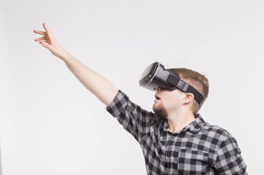 Vr bardaklarda eller yükselterek erkekler