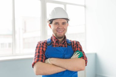 Portre portre mutlu beyaz erkek Builder beyaz kask giyiyor.