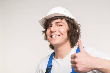 Gülüyor ve yapım mutlu Oluşturucu adam beyaz arka plan üzerinde yaşasın