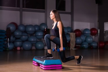 Spor salonunda adım platformda sportif kadın uygulama