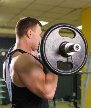 Yakışıklı güç halter atletik adamla. Altı paket, mükemmel abs, omuzlar, pazı, triceps ve göğüs ile güçlü vücut geliştirmeci