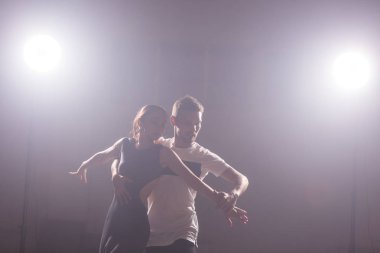 Genç çift Latin dans Bachata, merengue, salsa dans. Dans dersi iki zerafet poz