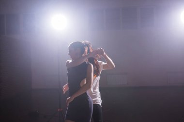 Genç çift Latin dans Bachata, merengue, salsa dans. Dans dersi iki zerafet poz